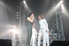 写真は武道館ライブで競演を果たした小室哲哉（写真右）とKREVA（写真左）。