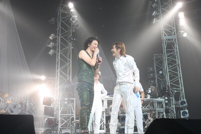 写真は武道館ライブで競演を果たした小室哲哉（写真右）とKREVA（写真左）。