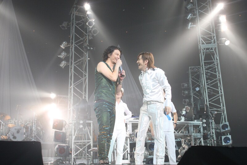 写真は武道館ライブで競演を果たした小室哲哉（写真右）とKREVA（写真左）。