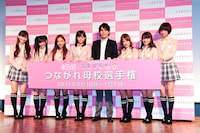 セレンドを展開する株式会社Parmy代表取締役社長・納家一寛（写真右から4番目）を囲み、記念撮影するAKB48のメンバー。