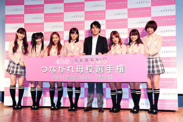 セレンドを展開する株式会社Parmy代表取締役社長・納家一寛（写真右から4番目）を囲み、記念撮影するAKB48のメンバー。