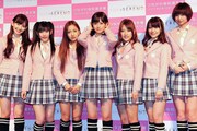 写真左から小嶋陽菜、渡辺麻友、板野友美、前田敦子、高橋みなみ、大島優子、篠田麻里子。