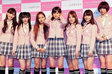 写真左から小嶋陽菜、渡辺麻友、板野友美、前田敦子、高橋みなみ、大島優子、篠田麻里子。