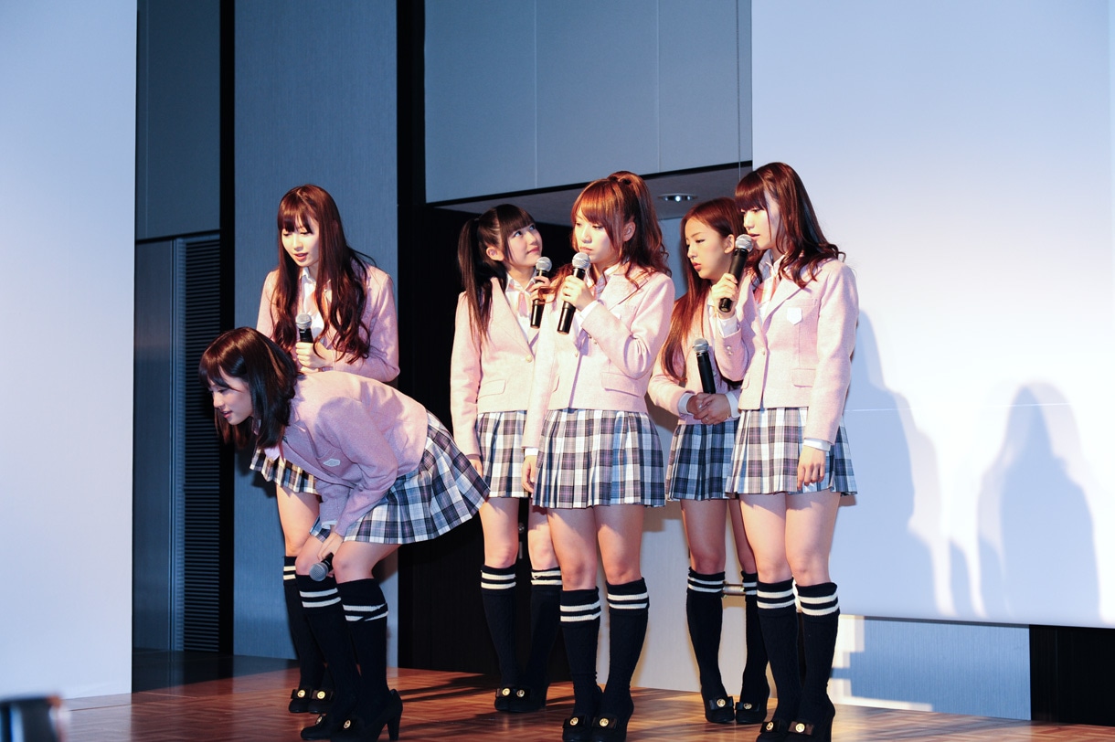 モニターに映されたセレンドの画面を、興味津々に見つめるAKB48。