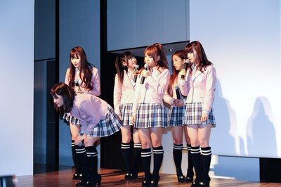 モニターに映されたセレンドの画面を、興味津々に見つめるAKB48。