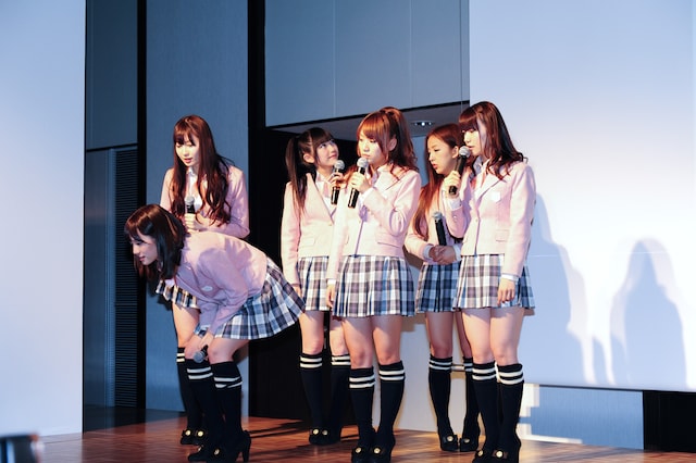 モニターに映されたセレンドの画面を、興味津々に見つめるAKB48。