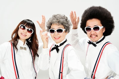 お揃いの衣装でポーズを決める安藤裕子（写真左）、樹木希林（写真中央）、池田貴史（写真右）。