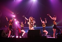 写真は2月10日に大阪城ホールで行われた全国ツアー「"ETERNAL HEAVEN" TOUR 2010-2011」最終公演より。