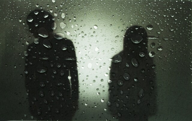 yuya matsumuraとkazumasa ishiiのシルエットが印象的なwhite white sistersの最新アーティスト写真。