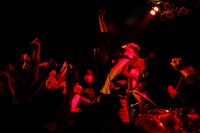 「店内破壊ワンマンライブ『パーフェクト皆殺し集会2011』番外編」の模様（撮影：Tomomi Oie）。