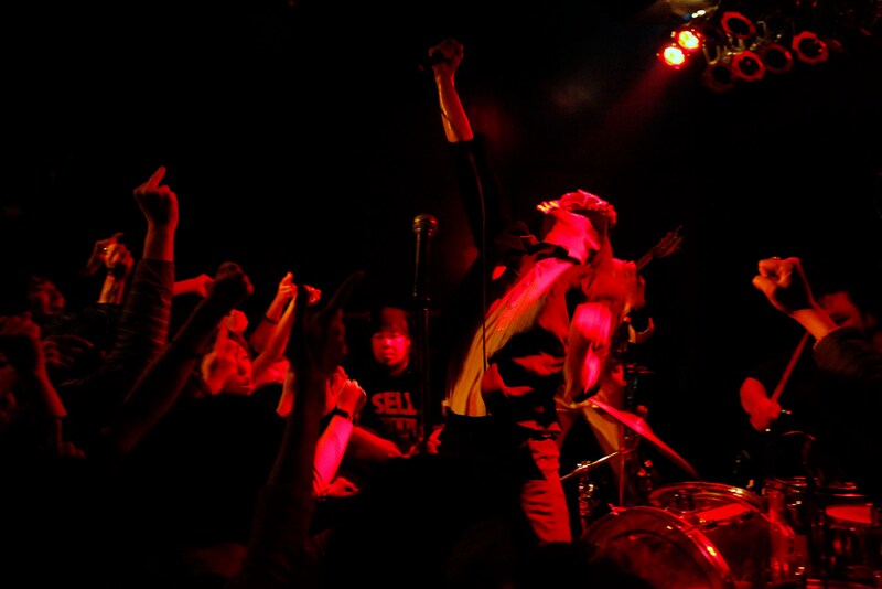 「店内破壊ワンマンライブ『パーフェクト皆殺し集会2011』番外編」の模様（撮影：Tomomi Oie）。