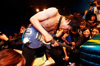 「店内破壊ワンマンライブ『パーフェクト皆殺し集会2011』番外編」の模様（撮影：Tomomi Oie）。