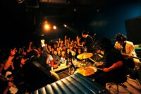 「店内破壊ワンマンライブ『パーフェクト皆殺し集会2011』番外編」の模様（撮影：Tomomi Oie）。