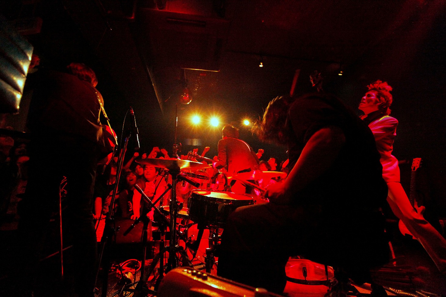 「店内破壊ワンマンライブ『パーフェクト皆殺し集会2011』番外編」の模様（撮影：Tomomi Oie）。