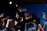 「店内破壊ワンマンライブ『パーフェクト皆殺し集会2011』番外編」の模様（撮影：Tomomi Oie）。