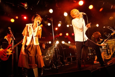 鴇崎智史（写真右）と鈴木早智子（写真左）。