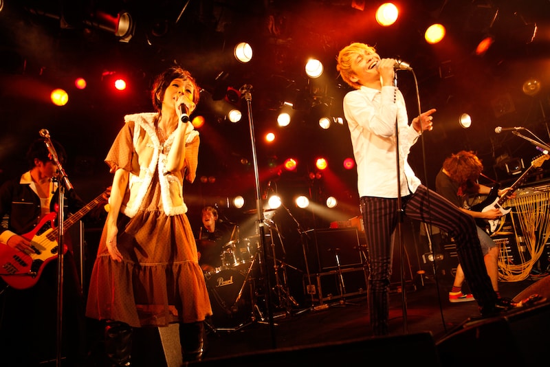 写真は2月12日のライブで競演する鴇崎智史（Vo）と鈴木早智子。