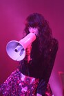 栗山千明、ソニー注目新人ライブで拡声器片手に新曲披露