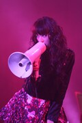 栗山千明、ソニー注目新人ライブで拡声器片手に新曲披露