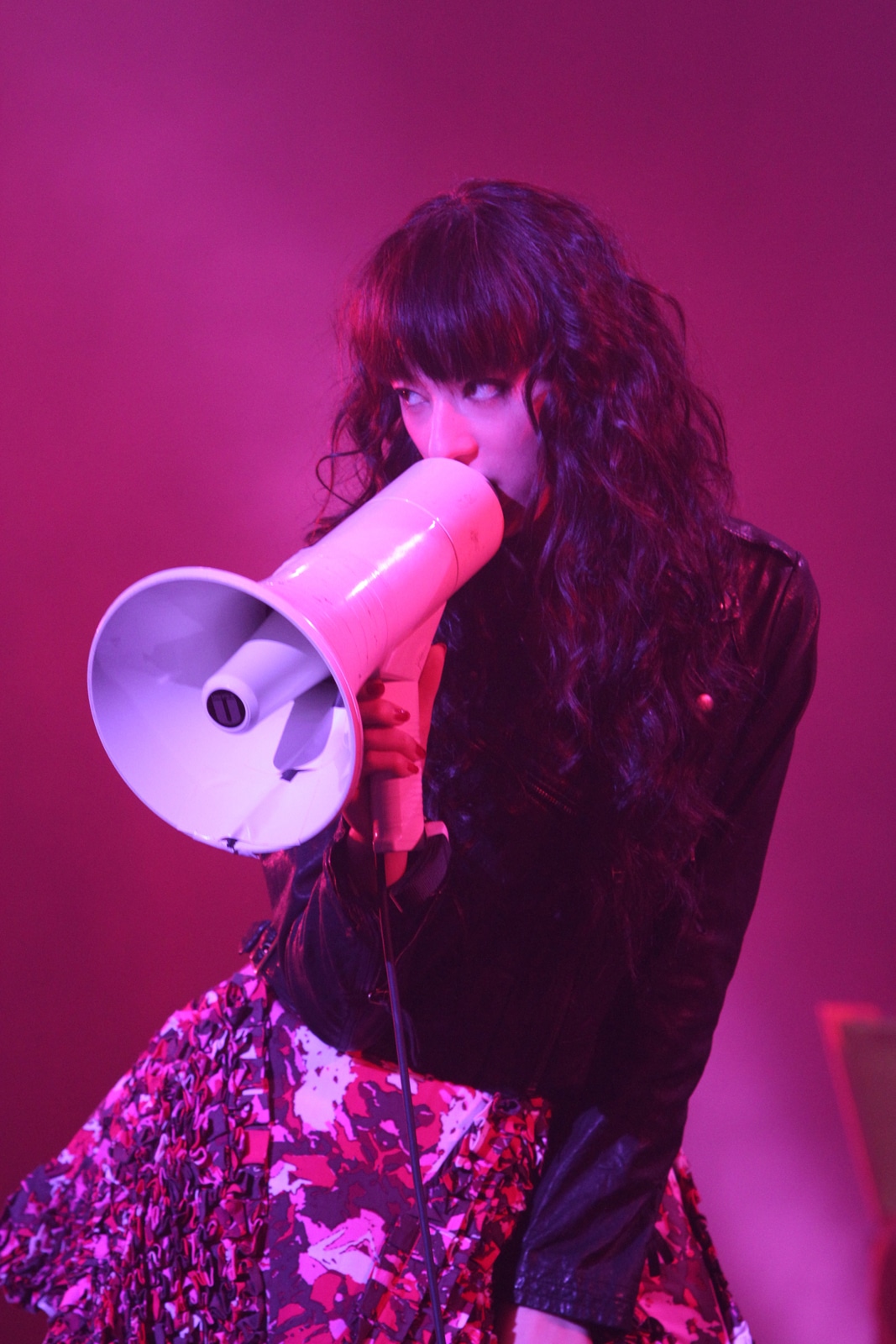 拡声器を使って椎名林檎とのコラボナンバー「決定的三分間」を歌い上げた栗山千明。