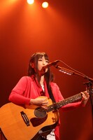アコースティックギターを抱えて登場したmiwa。