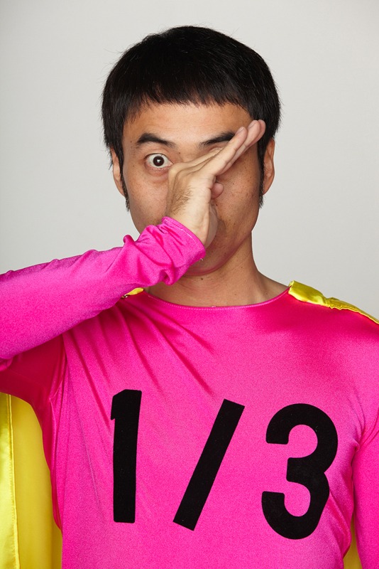 ペナルティ・ワッキーによる「1/3マン」。手のひらで覆った顔の下1/3が本体だ。
