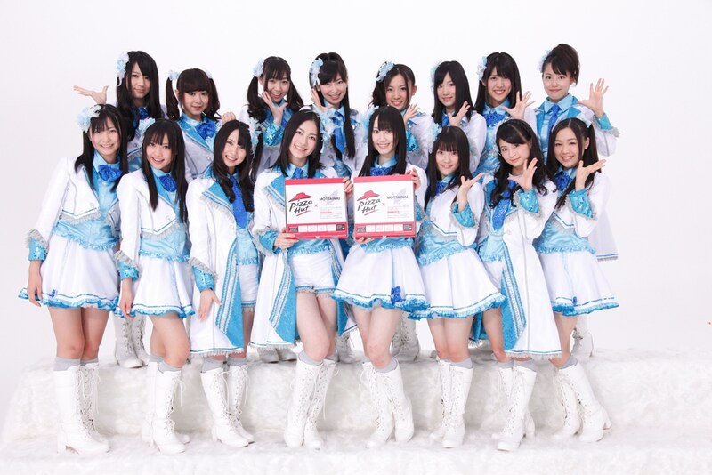 ピザハットのパッケージを持って撮影に臨んだSKE48。(C)PYTHAGORAS PROMOTION