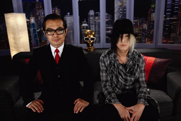 番組風景。左が茂木淳一で右がHISASHI。