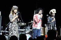 「スペシャエリア」のVJ陣。左からマリエ、サイトウ“JxJx”ジュン、村田シゲ（撮影：高田梓）。