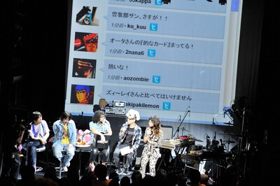 恋愛トークを繰り広げる出演者たち（撮影：高田梓）。