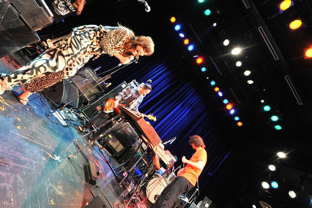 「バレンタイン・キッス」を熱演するスペシャルバンド「The "O" Show」（撮影：高田梓）。