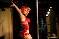 清掃業とショーパブダンサーの掛け持ちで昼夜問わず働くシングルマザーかおり（森下くるみ）。