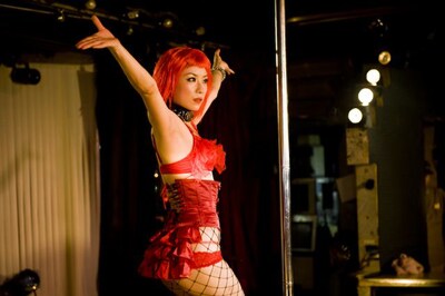 清掃業とショーパブダンサーの掛け持ちで昼夜問わず働くシングルマザーかおり（森下くるみ）。