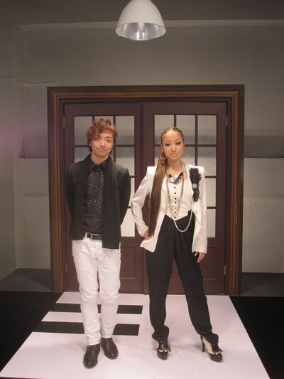 ビデオクリップ撮影時のlecca（写真右）と三浦大知（写真左）。