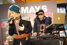 寒さを吹き飛ばすような熱いパフォーマンスを披露するMAY'S。