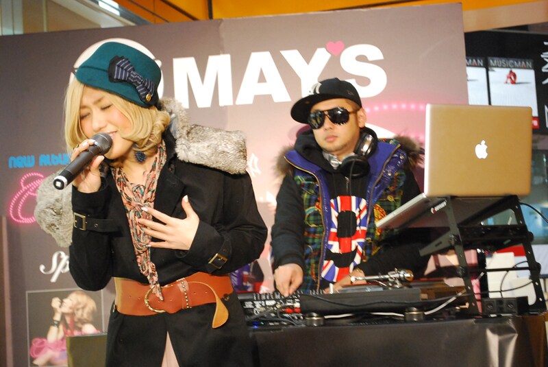 寒さを吹き飛ばすような熱いパフォーマンスを披露するMAY'S。