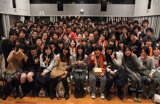 miwaと公開収録に参加したリスナーたち。