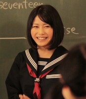 「卒業」のビデオクリップにセーラー服姿でゲスト出演した横山由依（AKB48）。