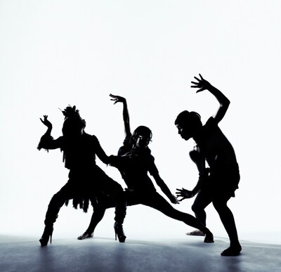 モーモールルギャバンの新アーティスト写真。ユコ・カティ（Key, Vo）のピンヒールが眩しい。