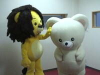 ラグベベちゃんは各界のゆるキャラとお友達になるべく、精力的な訪問を繰り返している（写真は昨年10月ニッサン石鹸の著名キャラ、ファーファ訪問時の模様）。