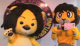 新日本プロレスのジッピーくんと対面したラグベベちゃん。