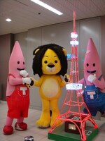 東京タワー水族館前のミニチュアに見入るノッポンとラグベベちゃん。