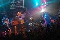 写真はthe pillowsツアー「HORN AGAIN TOUR」水戸LIGHT HOUSE公演の模様。2月16日には60年代生まれバンドとの対バンツアーを収録したDVD「Born in The '60s」も発売された。