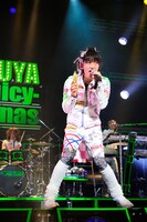 ツアーファイナルのステージで熱唱するTETSUYA。