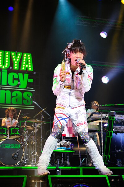 ツアーファイナルのステージで熱唱するTETSUYA。