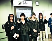 MBLAQ日本デビューを前に来日、空港に800人集結