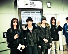 空港ロビーで出迎えたファンに手を振るMBLAQ。