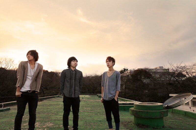 ネズミハナビ(写真中央が高橋真樹、右が出羽恵吏)