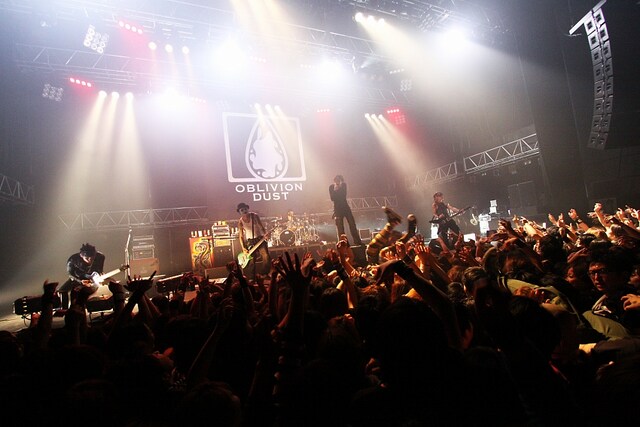 ワンマンライブ「ASHES TO DUST 2011」の様子。