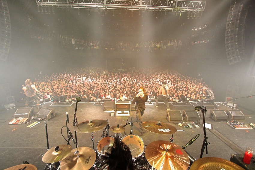 ワンマンライブ「ASHES TO DUST 2011」の様子。